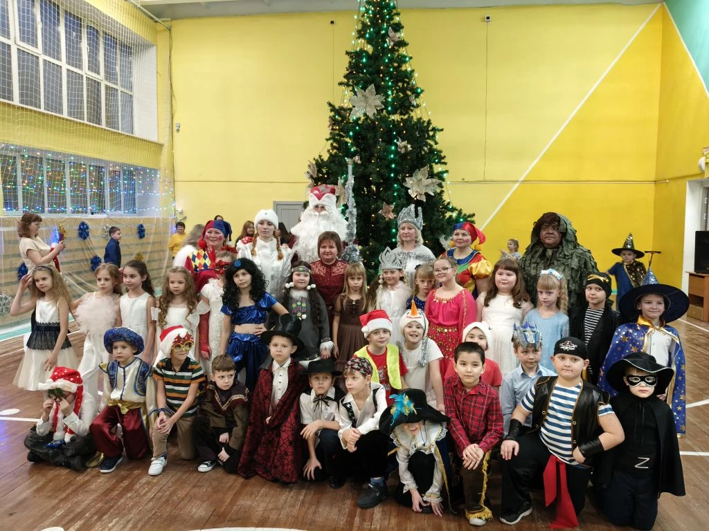 Предновогодние дни прошли в школе ярко, весело и интересно! Предновогодние дни прошли в школе ярко, весело и интересно!.