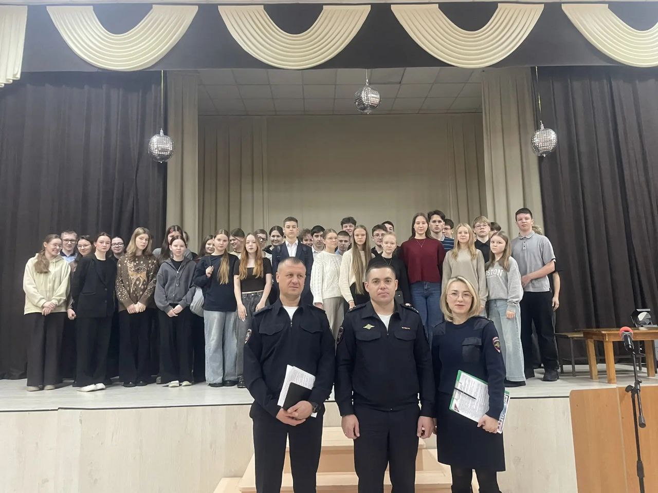 Дорога безопасности и служения Отечеству: сотрудники ГИБДД провели для девятиклассников интерактивную лекцию. Дорога безопасности и служения Отечеству: сотрудники ГИБДД провели для девятиклассников интерактивную лекцию..